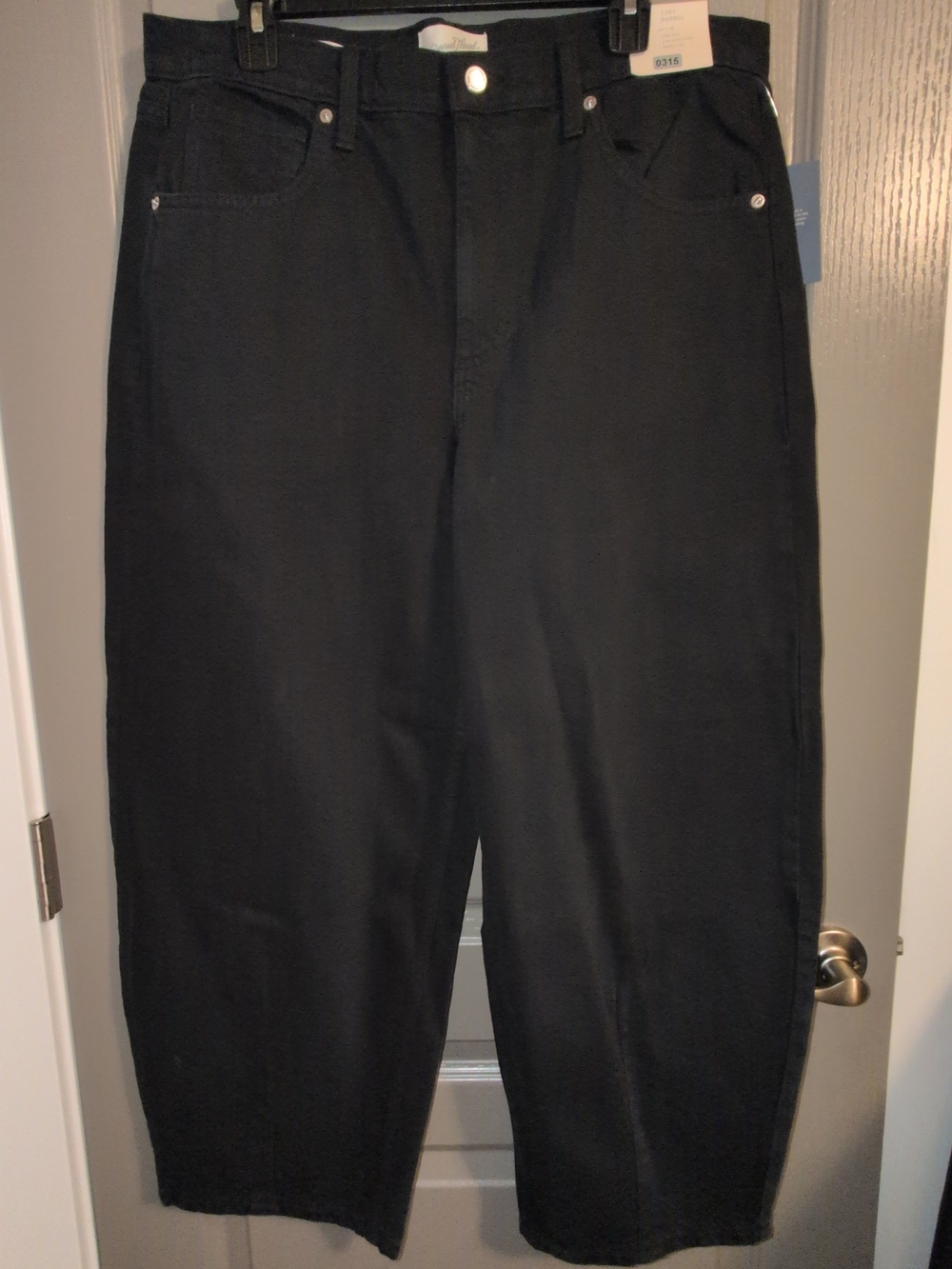 Universal Thread Black Capris Womens High-Rise Straight Leg.